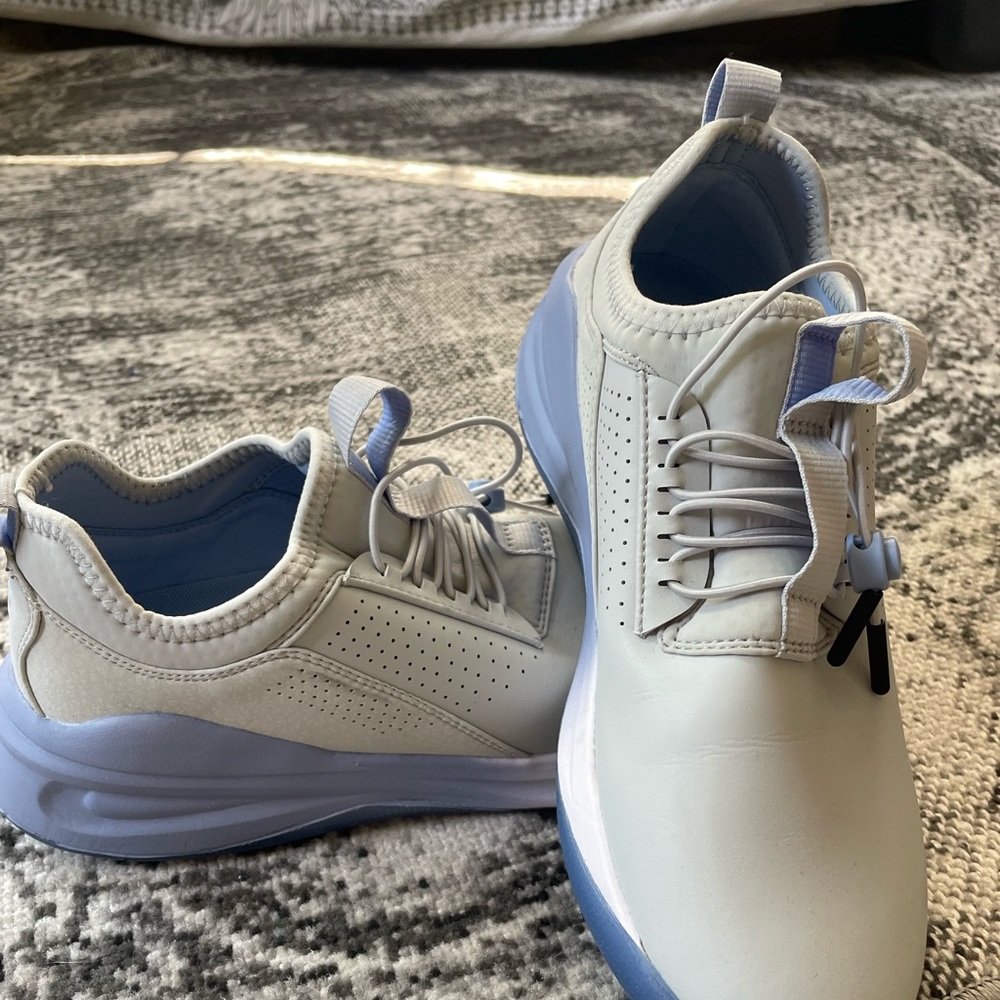 Clove tennis shoes